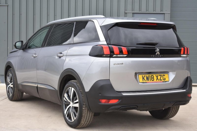 PEUGEOT 5008