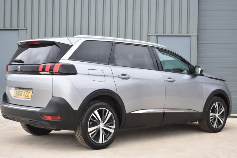PEUGEOT 5008