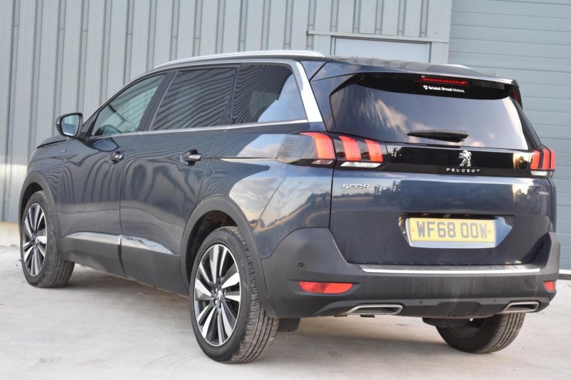 PEUGEOT 5008