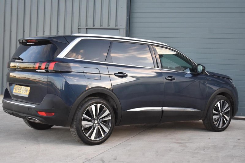 PEUGEOT 5008