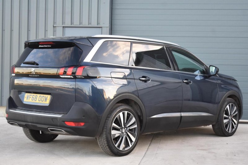PEUGEOT 5008